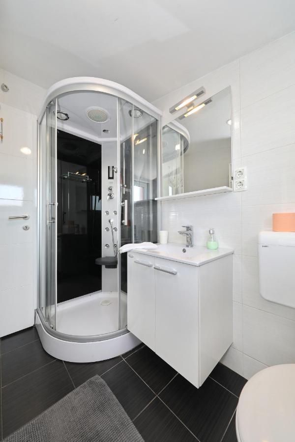 Apartment With Private Pool Sukošan Eksteriør bilde